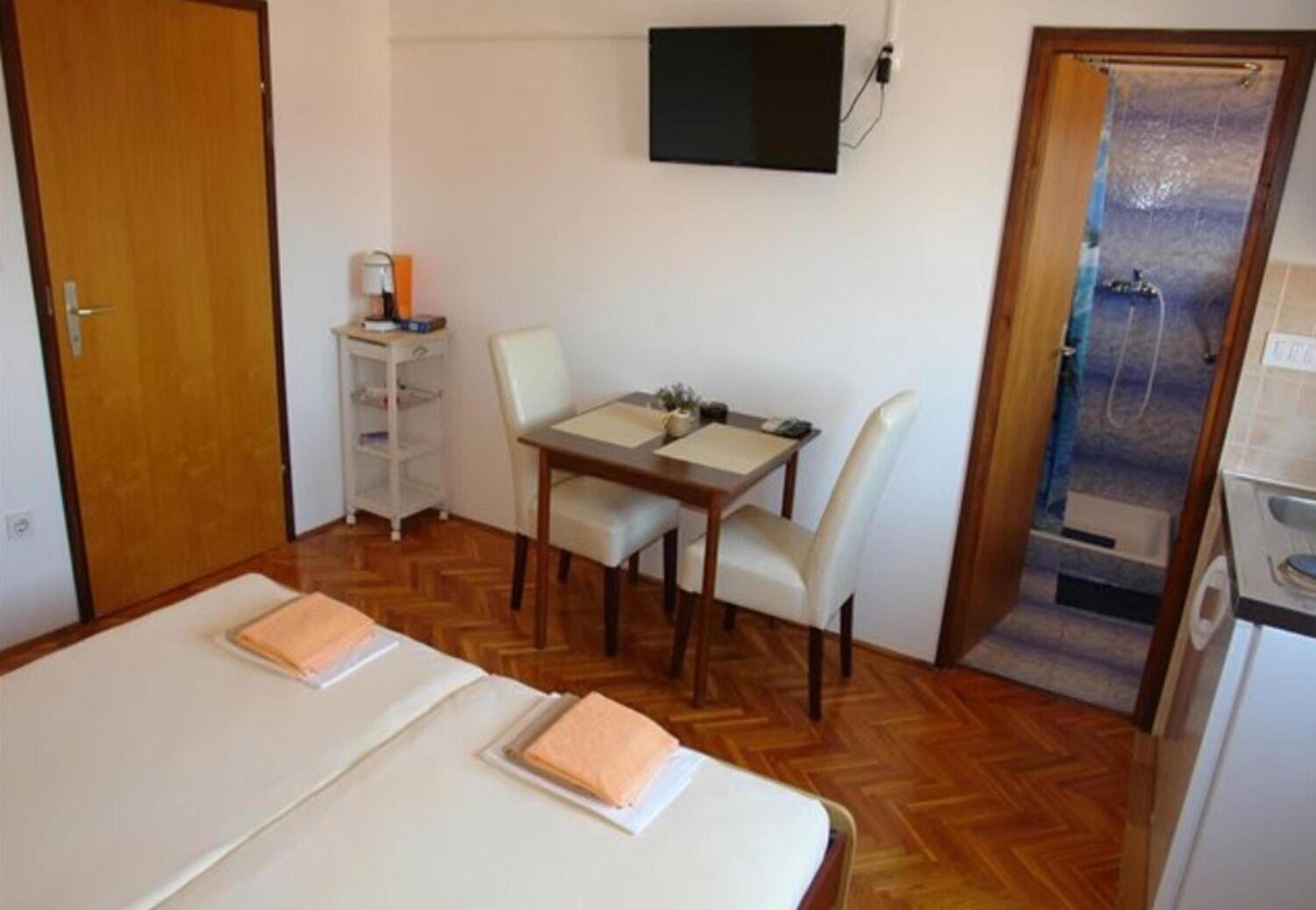 Apartments And Rooms Ognjen - Family Apartments With Free Parking Betina  Eksteriør billede