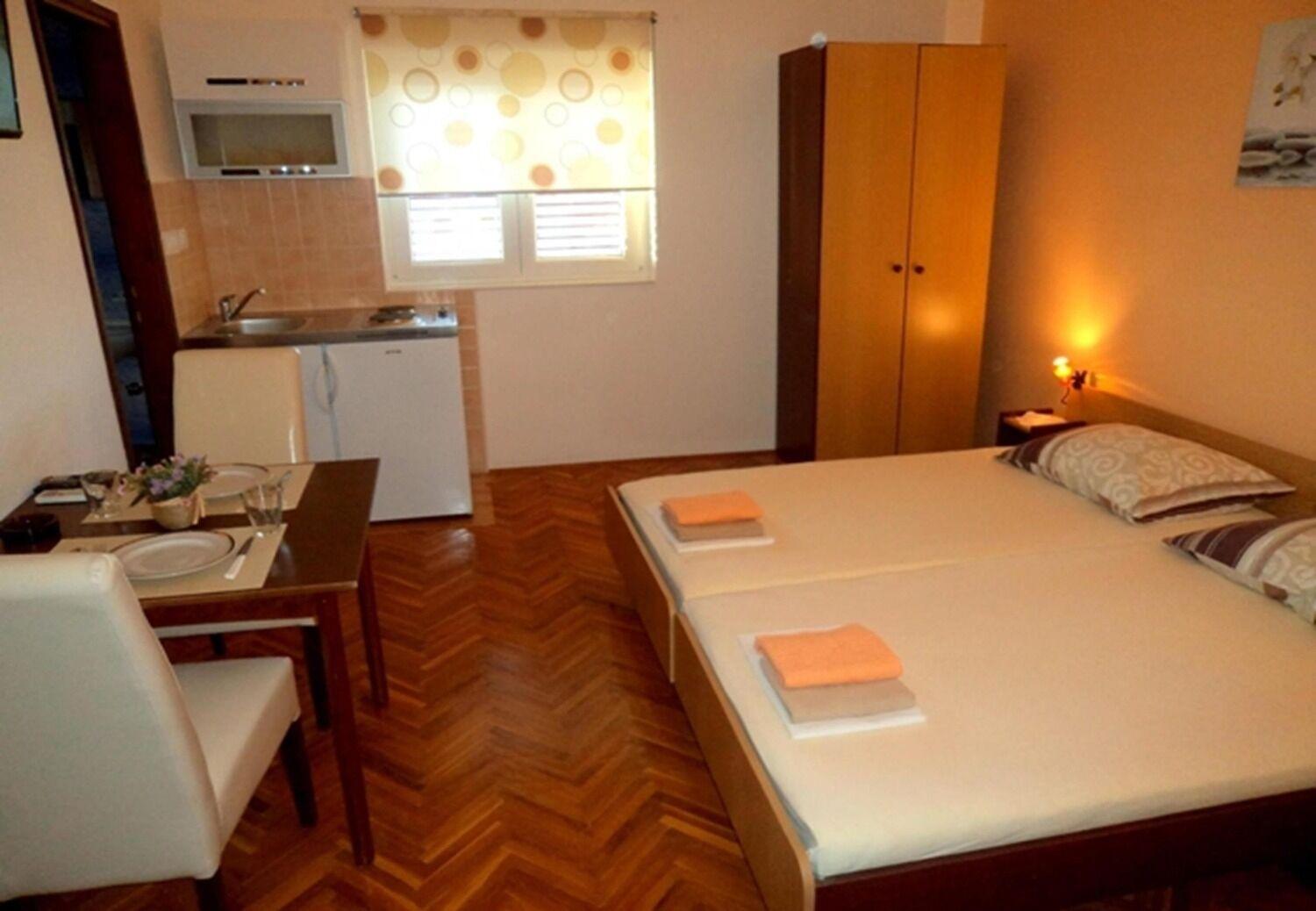 Apartments And Rooms Ognjen - Family Apartments With Free Parking Betina  Eksteriør billede
