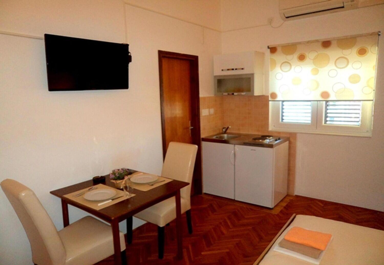 Apartments And Rooms Ognjen - Family Apartments With Free Parking Betina  Eksteriør billede