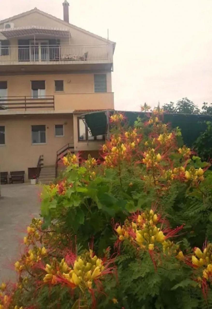 Apartments And Rooms Ognjen - Family Apartments With Free Parking Betina  Eksteriør billede