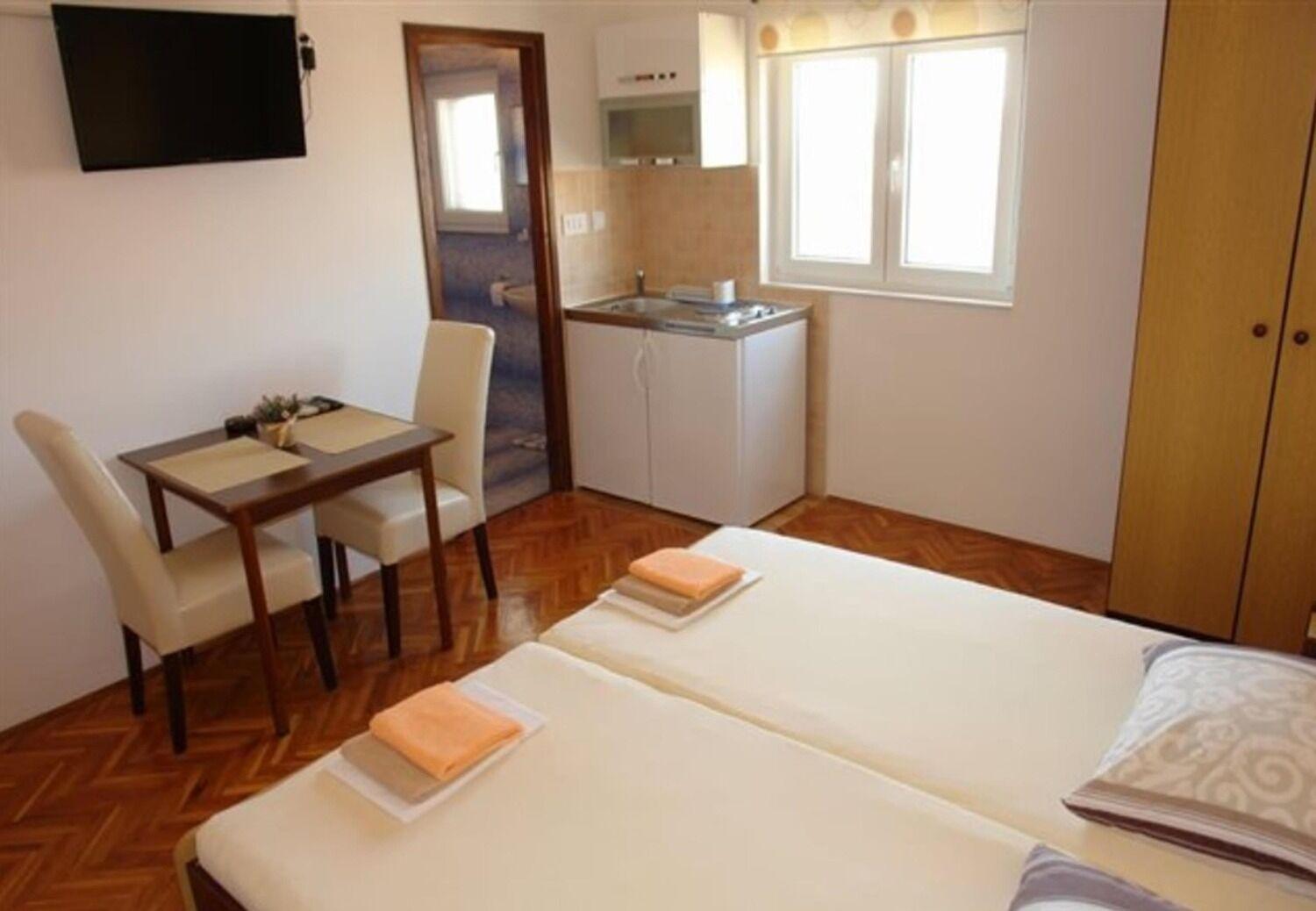 Apartments And Rooms Ognjen - Family Apartments With Free Parking Betina  Eksteriør billede
