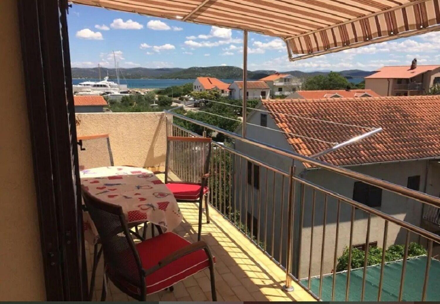 Apartments And Rooms Ognjen - Family Apartments With Free Parking Betina  Eksteriør billede