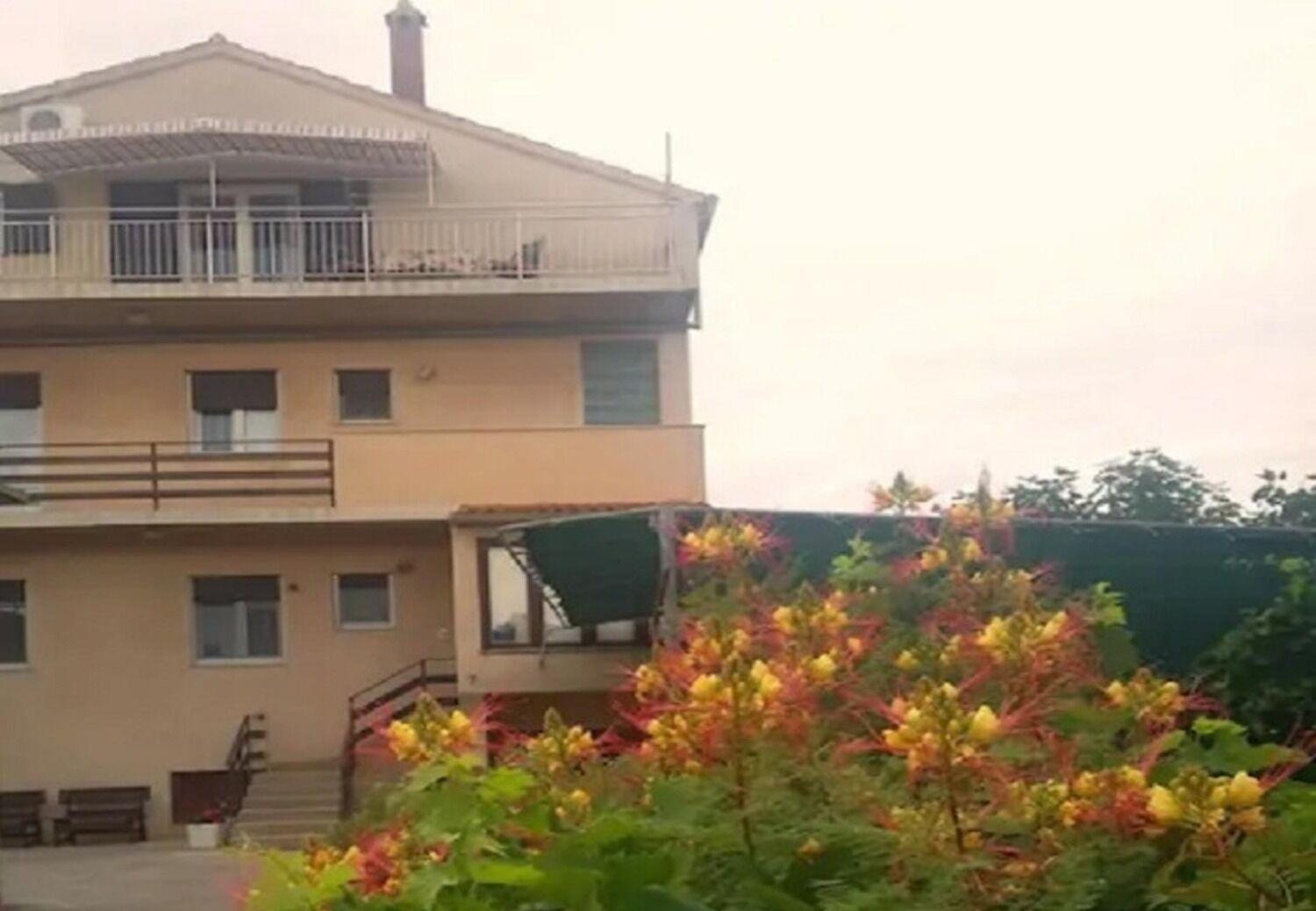 Apartments And Rooms Ognjen - Family Apartments With Free Parking Betina  Eksteriør billede